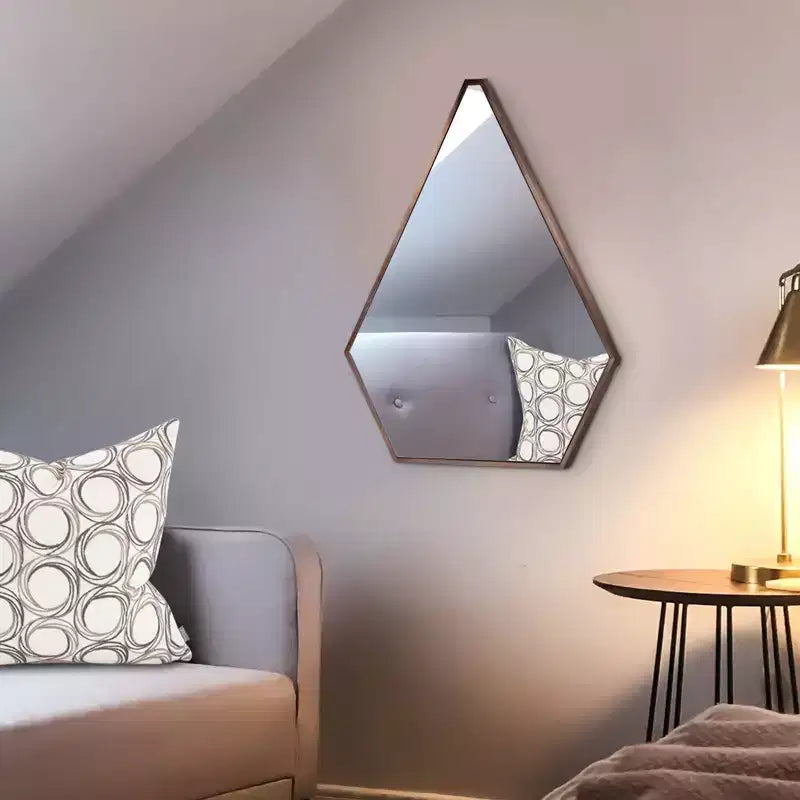Specchio da parete a pentagono in ottone spazzolato scuro, 1–4 persone, 33"×24"
