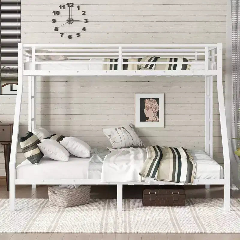 Letto a castello in metallo nero/bianco, Twin XL sopra Queen, 2 scale, sponda di sicurezza, per 2 persone