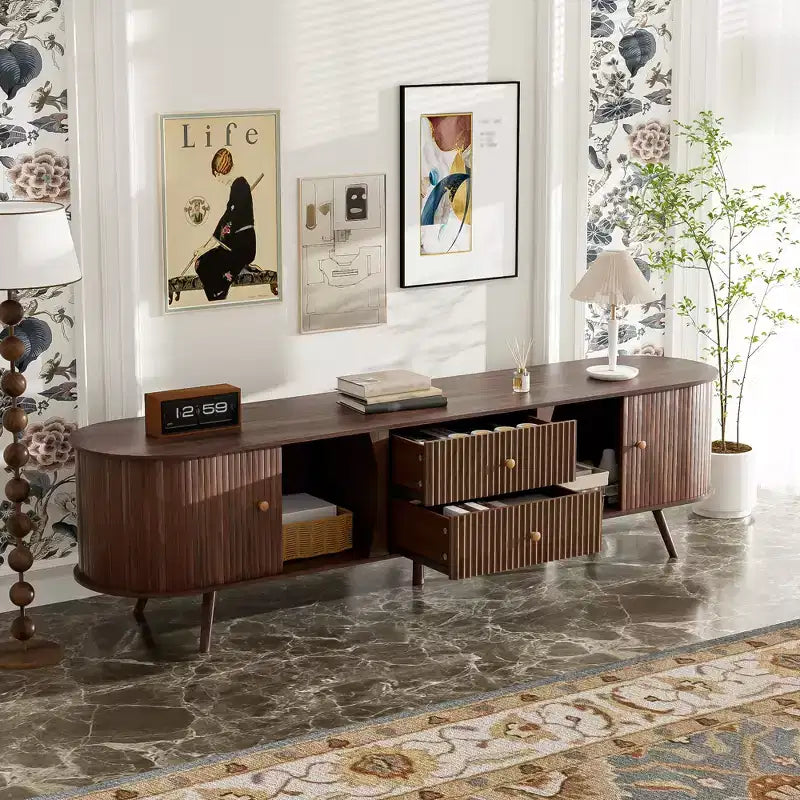 Mobile Porta TV in Legno Naturale Tono Mid-Century Modern 70" con Ante a Tamburo e Cassetti Scanalati